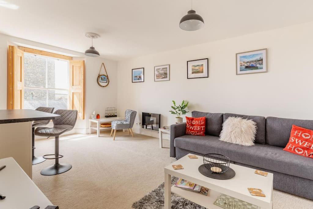 Modern Flat With Island Views In Heart Of Tenby Eksteriør bilde