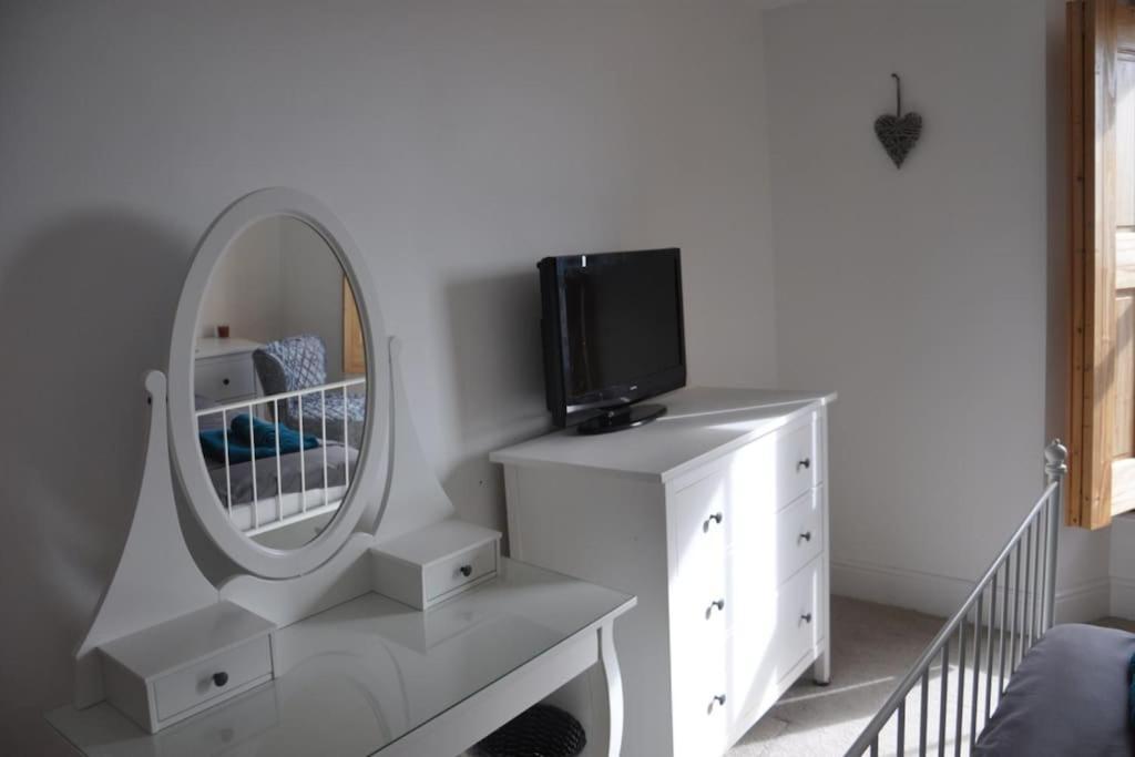 Modern Flat With Island Views In Heart Of Tenby Eksteriør bilde